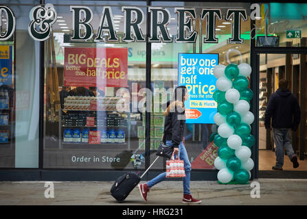 Esterno della Holland & Barrett più salute negozio apre nel centro della città di Manchester, Inghilterra, Regno Unito. Foto Stock