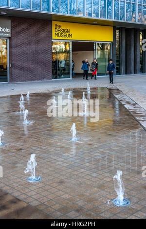 Il Museo del Design con il piazzale antistante la funzione Acqua, Kensington, Londra Foto Stock