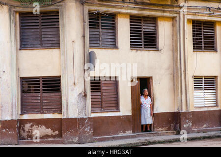 L'Avana, Cuba - Dicembre 11, 2016: una signora anziana al di fuori di un edificio coloniale nella vecchia Havana, Cuba. Foto Stock