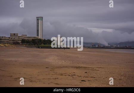 Il primo giorno di primavera a Swansea Bay, South Wales, Regno Unito. Foto Stock