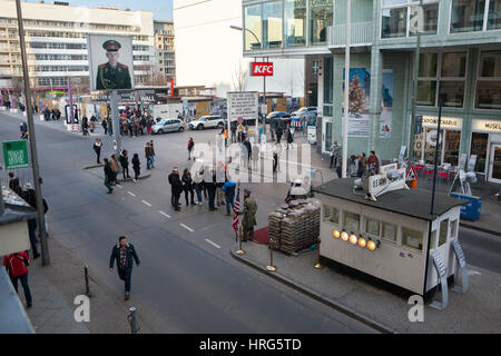 Il Checkpoint Charlie a Berlino, Germania. Foto Stock