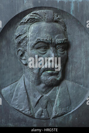 Leader sovietico Leonid Brezhnev raffigurato in una lapide commemorativa visualizzato accanto all'ingresso il Mauermuseum (Museo del Muro di Berlino, Germania. La placca progettato da scultore sovietico Yulian Rukavishnikov (1982) una volta che è stato installato sulla casa in Kutuzovsky Avenue a Mosca, in Russia, dove Leonid Brezhnev visse dal 1952 al 1982. Dopo il crollo del regime comunista in URSS, la placca è stata presentata per il Mauermuseum. Foto Stock