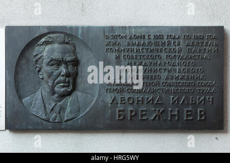 Una lapide commemorativa a leader sovietico Leonid Brezhnev visualizzato accanto all'ingresso il Mauermuseum (Museo del Muro di Berlino, Germania. La placca progettato da scultore sovietico Yulian Rukavishnikov (1982) una volta che è stato installato sulla casa in Kutuzovsky Avenue a Mosca, in Russia, dove Leonid Brezhnev visse dal 1952 al 1982. Dopo il crollo del regime comunista in URSS, la placca è stata presentata per il Mauermuseum. Foto Stock