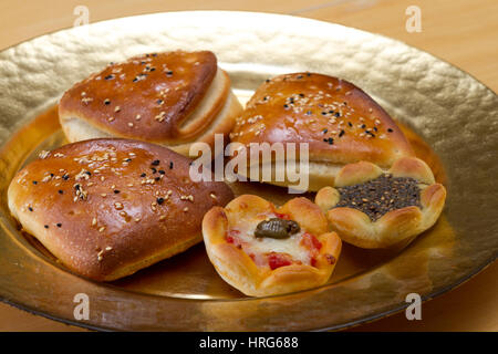 Pane fresco con mini pizza e pasta di timo anche chiamato zaatar. Foto Stock