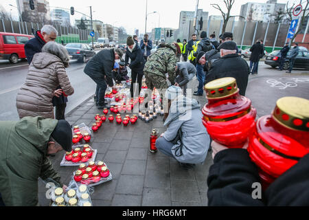 Gdansk, Polonia. 1 marzo 2017. Persone accendendo candele per celebrare la Giornata Nazionale dei maledetti i soldati sono visto il 1 marzo 2017 a Danzica, Polonia. Dopo che la Polonia ufficiali dell esercito della metropolitana (AK) di II Guerra Mondiale sciolto nel 1945, migliaia di polacchi hanno continuato a lottare in altre formazioni contro l'imposizione del comunismo come il Soviet Red Army esteso la sua presa attraverso il paese. Da allora essi hanno diventato noto come il maledetto soldato' Credito: Michal Fludra/Alamy Live News Foto Stock