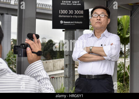 Kuala Lumpur, Malesia. 1 Mar, 2017. Premere cercare di avere un colloquio con il nord non identificato uomo coreano a al di fuori della Corea del Nord ambasciata su Marzo 01, 2017 a Kuala Lumpur, Malesia. Credito: Chris Jung/ZUMA filo/Alamy Live News Foto Stock