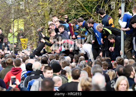 Ashbourne, Derbyshire, Regno Unito. 1 Mar, 2017. Giorno 2 Mercoledì delle Ceneri, l'ards andare nel day 2 con un filo di 1-0, ma all' ards stanno mettendo su la pressione oggi . Play ha iniziato a 14.00hrs e potrebbe andare avanti fino alle 22.00hrs a meno che la palla è goaled prima 17.30 poi ricominciare da Shawcroft parcheggio auto.Gli obiettivi sono situati nel Henmore brooke e sono a 3 miglia di distanza . Credito: Ian Francesco/Alamy Live News Foto Stock