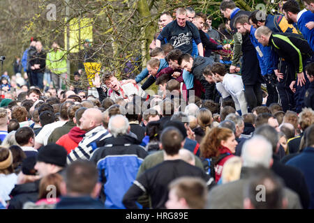 Ashbourne, Derbyshire, Regno Unito. 1 Mar, 2017. Giorno 2 Mercoledì delle Ceneri, l'ards andare nel day 2 con un filo di 1-0, ma all' ards stanno mettendo su la pressione oggi . Play ha iniziato a 14.00hrs e potrebbe andare avanti fino alle 22.00hrs a meno che la palla è goaled prima 17.30 poi ricominciare da Shawcroft parcheggio auto.Gli obiettivi sono situati nel Henmore brooke e sono a 3 miglia di distanza . Credito: Ian Francesco/Alamy Live News Foto Stock