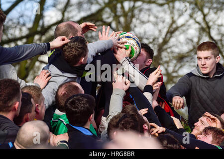 Ashbourne, Derbyshire, Regno Unito. 1 Mar, 2017. Giorno 2 Mercoledì delle Ceneri, l'ards andare nel day 2 con un filo di 1-0, ma all' ards stanno mettendo su la pressione oggi . Play ha iniziato a 14.00hrs e potrebbe andare avanti fino alle 22.00hrs a meno che la palla è goaled prima 17.30 poi ricominciare da Shawcroft parcheggio auto.Gli obiettivi sono situati nel Henmore brooke e sono a 3 miglia di distanza . Credito: Ian Francesco/Alamy Live News Foto Stock