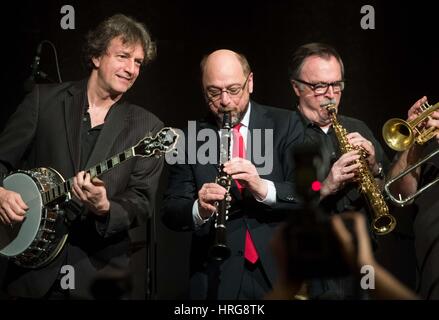 Schwerte, Germania. 01 Mar, 2017. Il DOCUP candidato per il Cancelliere Martin Schulz (M) soffia in un clarinetto del Pilspicker Jazz Band a livello politico il mercoledì delle ceneri l'evento serale del DOCUP in Schwerte, Germania, 01 marzo 2017. Foto: Bernd Thissen/dpa/Alamy Live News Foto Stock