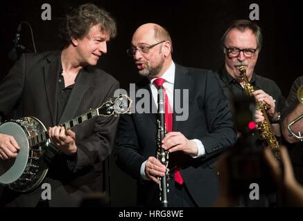 Schwerte, Germania. 01 Mar, 2017. Il DOCUP candidato per il Cancelliere Martin Schulz (M) soffia in un clarinetto del Pilspicker Jazz Band a livello politico il mercoledì delle ceneri l'evento serale del DOCUP in Schwerte, Germania, 01 marzo 2017. Foto: Bernd Thissen/dpa/Alamy Live News Foto Stock