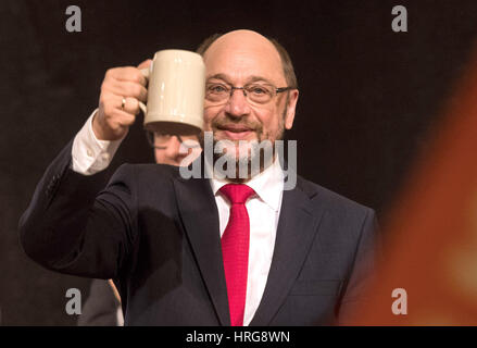 Schwerte, Germania. 01 Mar, 2017. Il DOCUP candidato per il Cancelliere Martin Schulz tenendo in mano una tazza durante la cenere politico mercoledì sera il caso del DOCUP in Schwerte, Germania, 01 marzo 2017. Foto: Bernd Thissen/dpa/Alamy Live News Foto Stock