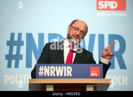 Schwerte, Germania. 01 Mar, 2017. Il DOCUP candidato per il Cancelliere Martin Schulz parlando a livello politico il mercoledì delle ceneri l'evento serale del DOCUP in Schwerte, Germania, 01 marzo 2017. Foto: Bernd Thissen/dpa/Alamy Live News Foto Stock