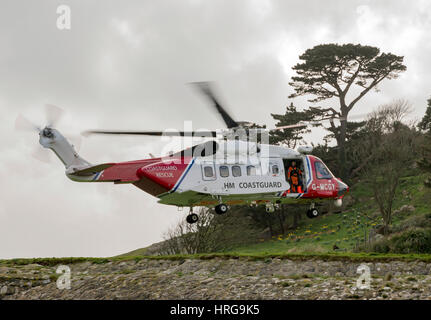 St Michaels Mount, Cornwall, Regno Unito. 1 marzo 2017. Newquay base elicottero guardia costiera sulla rotta di avvicinamento a terra alla St Michaels Mount, Cornwall,UK Credit: Bob Sharples Alamy/Live News Foto Stock