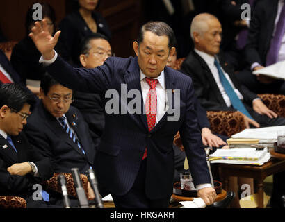 Tokyo, Giappone. 1 Mar, 2017. Il giapponese il Ministro della giustizia Katsutoshi Kaneda alza la mano per rispondere a una domanda di opposizione di un legislatore in alto a casa del comitato di bilancio sessione presso la Dieta Nazionale a Tokyo il Mercoledì, 1 marzo 2017. Il governo giapponese ha piano per file complotto anti bill per gravi reati come il terrorismo. Credito: Yoshio Tsunoda/AFLO/Alamy Live News Foto Stock