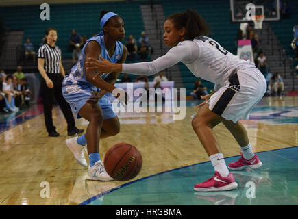 CONWAY, SC - MARZO 01: North Carolina Tar Heels avanti Emily Sullivan (11) passa la palla sotto il passato Pittsburgh Panthers guard Aysia Bugg (2) durante il gioco tra il North Carolina Tarheels e la Pitt Panthers della ACC donna torneo su Marzo 1, 2017 a HTC Arena di Conway, SC. Carolina del Nord ha sconfitto Pitt 72-60. William Howard/CSM Foto Stock