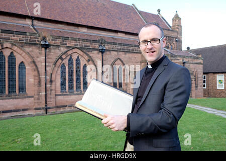 Prenton Wirral, Regno Unito. 2 Mar, 2017. Rev Matt Graham, Vicario di St Stephen's Church, Prenton detiene la Sacra Bibbia, il suo libro preferito e uno dei mondi più famosi libri sulla Giornata mondiale del libro. Credito: GeoPic/Alamy Live News Foto Stock