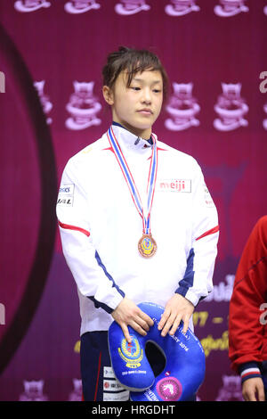 Bangkok, Tailandia. 19 Feb, 2016. Eri Tosaka (JPN) Wrestling : Eri Tosaka del Giappone guarda sconsolato sul podio con la sua medaglia di bronzo durante la donna Freestyle 48kg cerimonia di premiazione il giorno tre dell'Asian campionati di wrestling a Bangkok un centro giovanile a Bangkok, in Thailandia . Credito: Sachiko Hotaka/AFLO/Alamy Live News Foto Stock