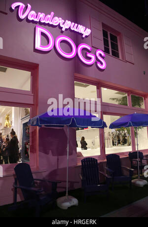 Los Angeles, Ca, Stati Uniti d'America. 01 Mar, 2017. Atmosfera, all'apertura del nuovo Vanderpump cani Rescue Center al Vanderpump cani Rescue Center In California il 01 marzo 2017. Credito: Faye Sadou/media/punzone Alamy Live News Foto Stock