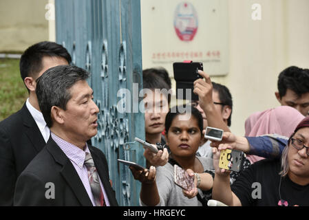 Kuala Lumpur, Malesia. 2 Mar, 2017. Ex nord coreano Vice Ambasciatore presso le Nazioni Unite Ri Tong Il (C) gesti durante la lettura di una dichiarazione ai giornalisti in attesa al di fuori della Corea del Nord di ambasciata a Kuala Lumpur il 02 marzo 2017. Credito: Chris Jung/ZUMA filo/Alamy Live News Foto Stock