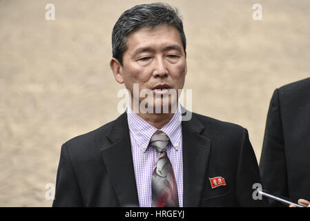 Kuala Lumpur, Malesia. 2 Mar, 2017. Ex nord coreano Vice Ambasciatore presso le Nazioni Unite Ri Tong Il (C) gesti durante la lettura di una dichiarazione ai giornalisti in attesa al di fuori della Corea del Nord di ambasciata a Kuala Lumpur il 02 marzo 2017. Credito: Chris Jung/ZUMA filo/Alamy Live News Foto Stock