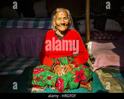 Sankhu, Sviluppo Centrale Regione, Nepal. 2 Mar, 2017. Una donna che ha detto lei era 100 anni siede alla porta della sua ''temporaneo"' shelter in Sankhu. La sua casa è stata distrutta nel 2015 Terremoto. Non vi è più la costruzione e la ricostruzione in corso a Sankhu, a ovest del centro di Kathmandu, che in molte altre parti della valle di Kathmandu quasi due anni dopo il terremoto del 25 aprile 2015 che hanno devastato il Nepal. In alcuni villaggi della valle di Kathmandu i lavoratori stanno lavorando a mano per rimuovere il rublo e scavare edifici distrutti. Circa 9 mila persone sono state uccise e un altro 22.000 feriti da Foto Stock