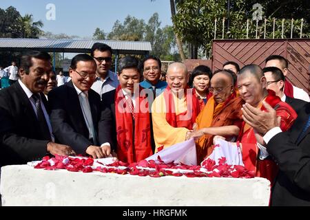 Dacca in Bangladesh. 28 Feb, 2017. Chunyi (4a L, anteriore), vice presidente della associazione buddista della Cina, frequenta un monumento della cerimonia di apertura a Dhaka, nel Bangladesh, 28 febbraio, 2017. I buddisti in Bangladesh sono orlate con orgoglio interna come con il sostegno della Cina, un nuovo stupa è stato costruito come un monumento a casa le sacre reliquie e onore a un antico studioso buddista. Lo stupa, in parte, memorializes e onora il buddista studioso Atisha Dipankar Srijnan. Credito: Liu Chuntao/Xinhua/Alamy Live News Foto Stock