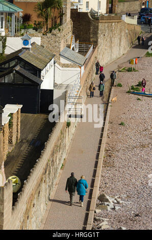 Sidmouth, Devon, Regno Unito. 2 Mar, 2017. Regno Unito Meteo. Una vista della spiaggia e della città dal punto di vista a Connaught giardini su una bella e soleggiata giornata di primavera presso la località balneare di Sidmouth nel Devon. Photo credit: Graham Hunt/Alamy Live News Foto Stock