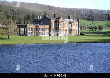 Littlebredy, Dorset, Regno Unito. 2 Mar, 2017. Regno Unito Meteo. Casa Bridehead, Littlebredy noto come Axhampton nella serie TV, Dorset, Regno Unito. 2 Mar, 2017. Regno Unito Meteo. Sole brillante nel Dorset. Credito: Dorset Media Service/Alamy Live News Foto Stock