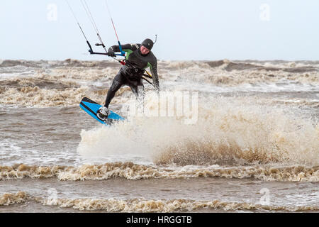 Ainsdale, Merseyside. 2 marzo 2017. Regno Unito Meteo. Kite surfers prendere le onde come alta marea colpisce la costa nord-occidentale a Ainsdale su Merseyside. Cielo azzurro e sole splendente e un mantecato fino le onde fatte per quasi perfette condizioni di surf. Credito: Cernan Elias/Alamy Live News Foto Stock