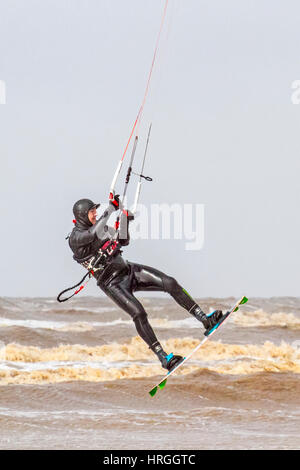 Ainsdale, Merseyside. 2 marzo 2017. Regno Unito Meteo. Kite surfers prendere le onde come alta marea colpisce la costa nord-occidentale a Ainsdale su Merseyside. Cielo azzurro e sole splendente e un mantecato fino le onde fatte per quasi perfette condizioni di surf. Credito: Cernan Elias/Alamy Live News Foto Stock