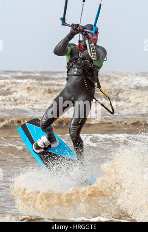 Ainsdale, Merseyside. 2 marzo 2017. Regno Unito Meteo. Kite surfers prendere le onde come alta marea colpisce la costa nord-occidentale a Ainsdale su Merseyside. Cielo azzurro e sole splendente e un mantecato fino le onde fatte per quasi perfette condizioni di surf. Credito: Cernan Elias/Alamy Live News Foto Stock