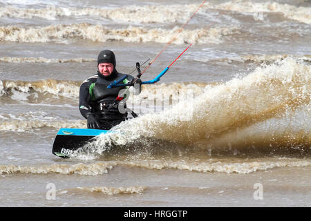 Ainsdale, Merseyside. 2 marzo 2017. Regno Unito Meteo. Kite surfers prendere le onde come alta marea colpisce la costa nord-occidentale a Ainsdale su Merseyside. Cielo azzurro e sole splendente e un mantecato fino le onde fatte per quasi perfette condizioni di surf. Credito: Cernan Elias/Alamy Live News Foto Stock