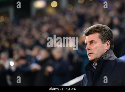 Amburgo, Germania. 01 Mar, 2017. Gladbach manager Dieter Hecking durante la DFB Cup quarti di finale match tra Hamburger SV e Borussia Moenchengladbach al Volksparkstadion ad Amburgo, Germania, 01 marzo 2017. Foto: Daniel Reinhardt/dpa/Alamy Live News Foto Stock