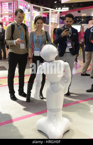 Barcellona, Spagna. 02Mar, 2017. I visitatori guardano la società tedesca di telecomunicazioni stand e il 'Pepe' robot durante il Mobile World Congress di Barcellona, Spagna, 02 marzo 2017. Foto: Andrej Sokolow//dpa/Alamy Live News Foto Stock