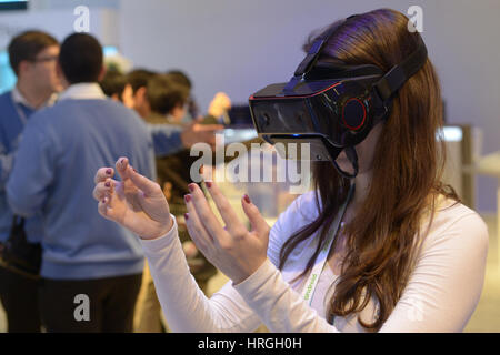 Barcellona, Spagna. 02Mar, 2017. Un visitatore cerca occhiali per realtà virtuale al l'applicazione Qualcom in stallo durante il Mobile World Congress di Barcellona, Spagna, 02 marzo 2017. Foto: Andrej Sokolow//dpa/Alamy Live News Foto Stock