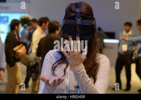 Barcellona, Spagna. 02Mar, 2017. Un visitatore cerca occhiali per realtà virtuale al l'applicazione Qualcom in stallo durante il Mobile World Congress di Barcellona, Spagna, 02 marzo 2017. Foto: Andrej Sokolow//dpa/Alamy Live News Foto Stock