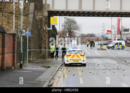 Newbold, Rochdale, Regno Unito. 2 Mar, 2017. Incidente su collegamenti metro e tram linea dove un uomo è stato lanciare pietre sulla strada dal ponte sopra in Newbold, Rochdale, 2 marzo, 2017 Credit: Barbara Cook/Alamy Live News Foto Stock