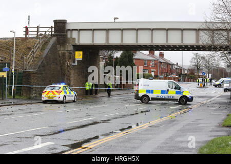 Newbold, Rochdale, Regno Unito. 2 Mar, 2017. Incidente su collegamenti metro e tram linea dove un uomo è stato lanciare pietre sulla strada dal ponte sopra in Newbold, Rochdale, 2 marzo, 2017 Credit: Barbara Cook/Alamy Live News Foto Stock