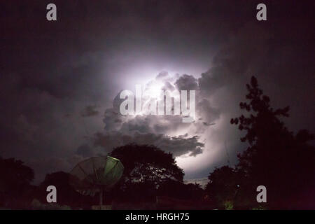 Asuncion, Paraguay. 1 marzo 2017. Nuvole pesanti galleggiano sulla città e fulmini illuminano cielo notturno ad Asuncion, Paraguay. Credit: Andre M. Chang/Alamy Live News Foto Stock