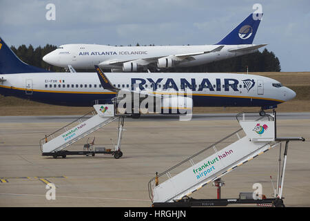 Hahn, Germania. 2 Mar, 2017. Un Boeing 737 della Ryanair e un Boeing 747 di aria Antlanta islandese può essere visto all'aeroporto di Hahn in Hahn, Germania, 2 marzo 2017. L'aeroporto nella regione Hunsrueck utilizzata per essere di proprietà di membri della Renania Palatinato (82,5%) e Assia (17,5%). Renania Palatinato ha firmato un contratto per la vendita della sua quota di maggioranza al cinese HNA Airport Group il 1 marzo 2017. Foto: Thomas Frey/dpa/Alamy Live News Foto Stock