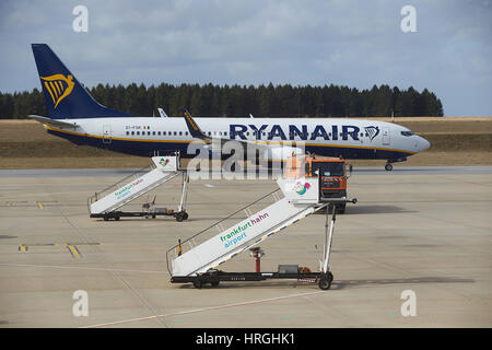 Hahn, Germania. 2 Mar, 2017. Un Boeing 737 di Ryanair attende alla partenza dall'aeroporto di Hahn in Hahn, Germania, 2 marzo 2017. L'aeroporto nella regione Hunsrueck utilizzata per essere di proprietà di membri della Renania Palatinato (82,5%) e Assia (17,5%). Renania Palatinato ha firmato un contratto per la vendita della sua quota di maggioranza al cinese HNA Airport Group il 1 marzo 2017. Foto: Thomas Frey/dpa/Alamy Live News Foto Stock