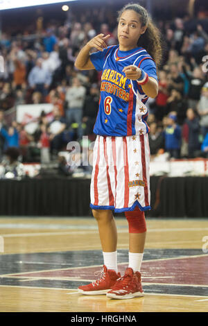 1 marzo 2017 - Calgary, Alberta, Canada - Hoops verde del Harlem Globe Trotter in posa per una foto durante una partita a Calgary (credito Immagine: © Baden Roth via ZUMA filo) Foto Stock