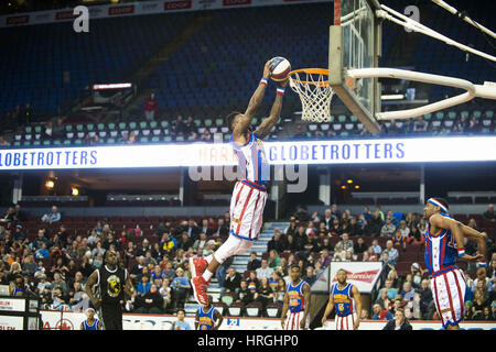 1 marzo 2017 - Calgary, Alberta, Canada - Bestia Douglas di Harlem Globe Trotter passa per una Slam Dunk durante una partita a Calgary. (Credito Immagine: © Baden Roth via ZUMA filo) Foto Stock