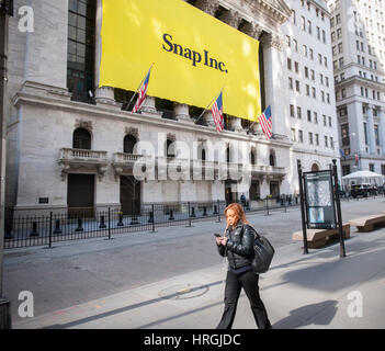 New York, Stati Uniti d'America. 2 Mar, 2017. Il New York Stock Exchange è decorato per la tecnologia società Snap di offerta pubblica iniziale di giovedì, 2 marzo 2017. Snap, il genitore di Snapchat, il popolare scomparendo messaging app, ha debuttato con un valore di 24 miliardi di dollari ed è la più grande ipo di tecnologia poiché Alibaba nel 2014. (© Richard B. Credito: Richard Levine/Alamy Live News Foto Stock