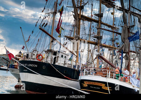 Il Pellicano di Londra nave e il Morgenster nave olandese affiancate alla Tall Ship gare Bergen, Norvegia. Foto Stock
