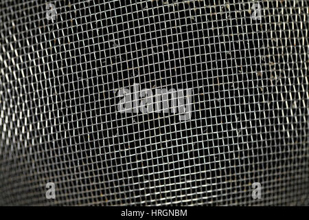 Sporco a base di noodle metallico texture crivello su sfondo nero Foto Stock