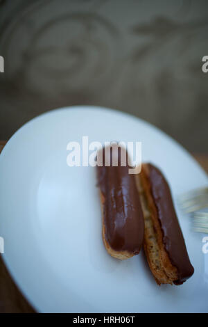 Due torte di crema pasticcera giacciono su una piastra. Il dessert. Nozze Foto Stock