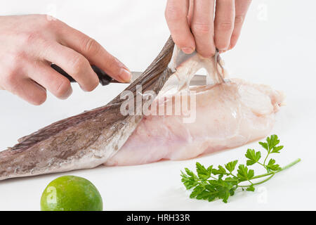 Alcune fette di rana pescatrice su sfondo bianco Foto Stock