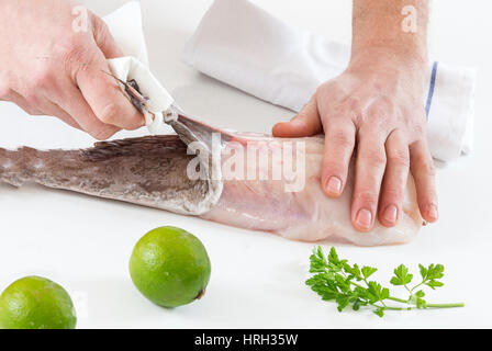 Alcune fette di rana pescatrice su sfondo bianco Foto Stock